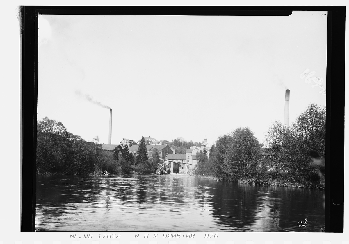 Andelva renner gjennom område ved Bønsdalens fabrikker. Fotograftert 1924.