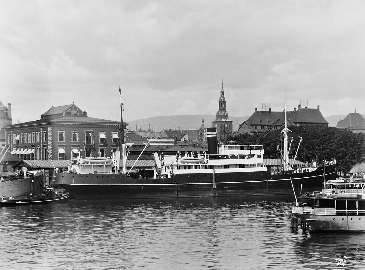 Passasjerskipet "Kong Dag" ligger til kai ved Langkaia, Oslo havn (Tollbodbryggen). Fotografert 1924.
