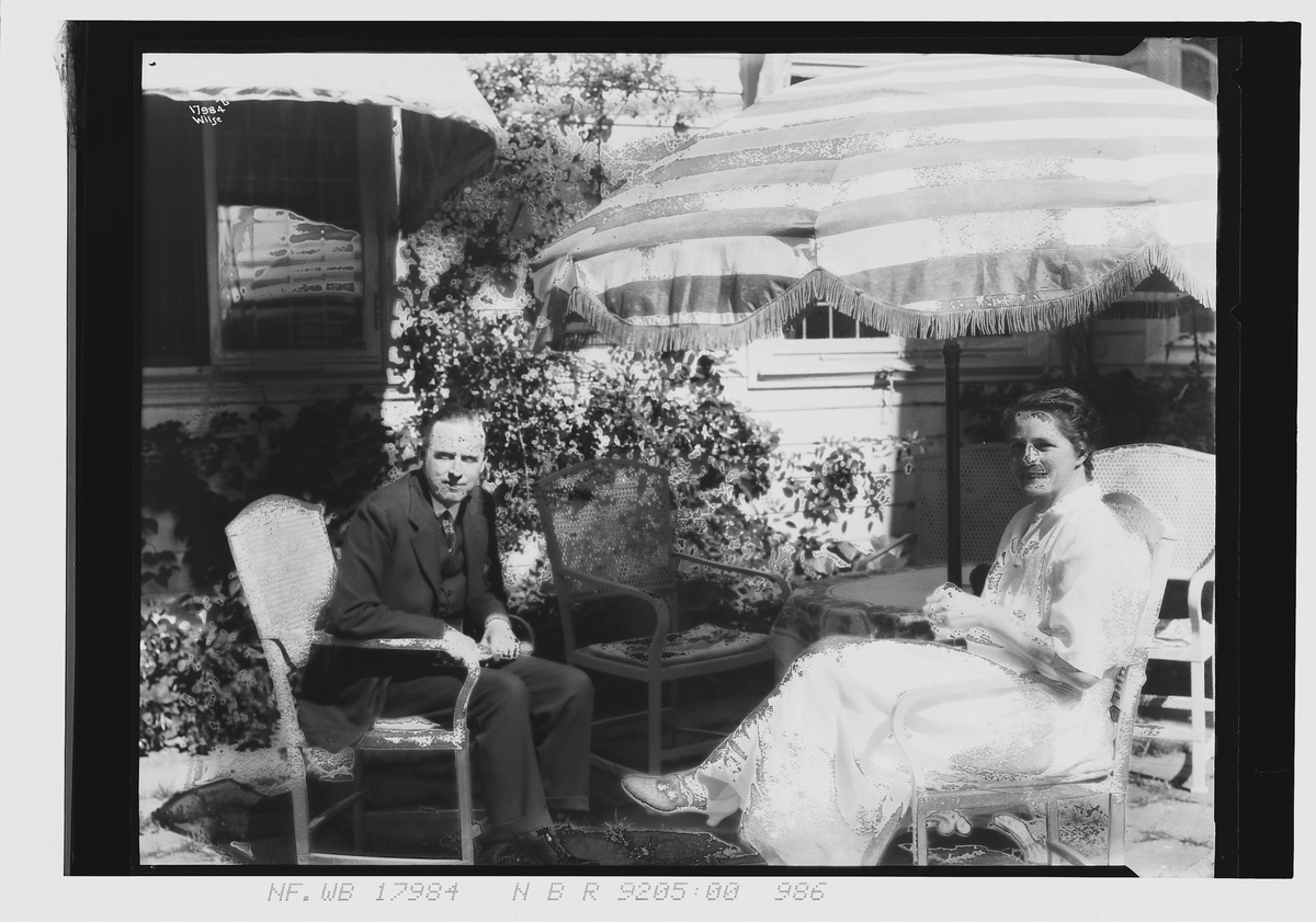 Halfdan Mustad og kone i hagen til villa Fornebo. Fotografert 1924.