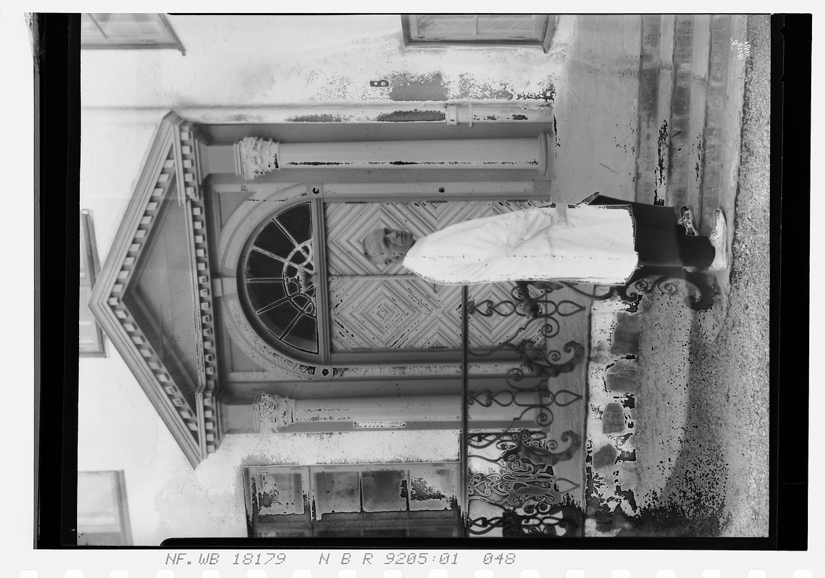 Overlege Barth utenfor inngangen til sykehuset. Fotografert 1924.