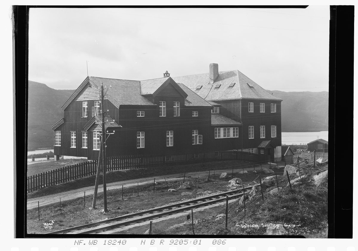 Ustedalen sanatorium, nordfasade. Jernbanelinje går forbi. Fotografert 1924.
