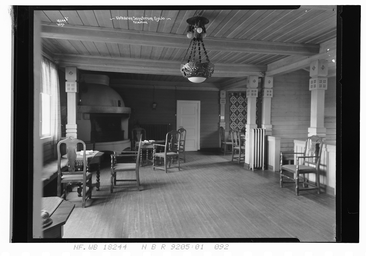 Interiør i peisestuen i Ustedalen sanatorium. Fotografert 1924.