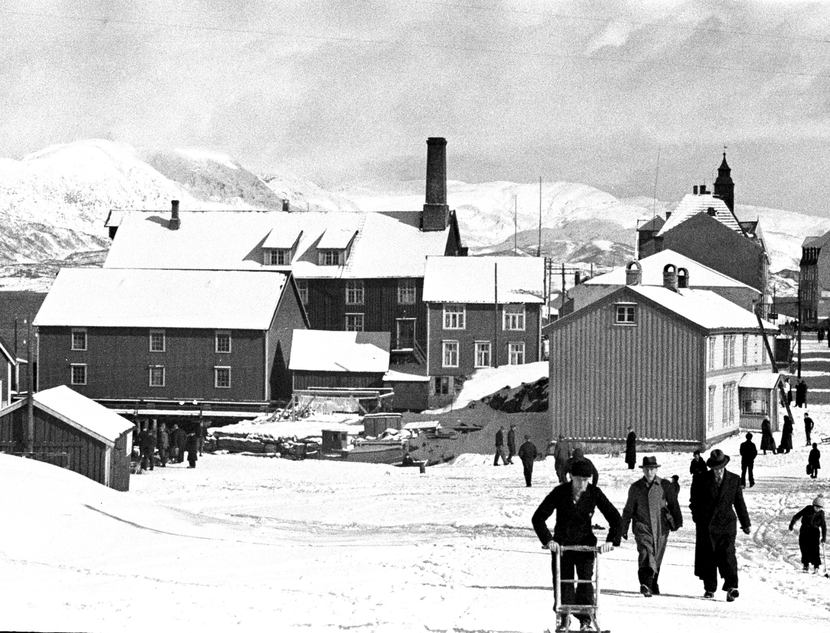 Sandnessjøen i vinterskrud, folk på ski og med sparkstøtting i tillegg til alle gående.