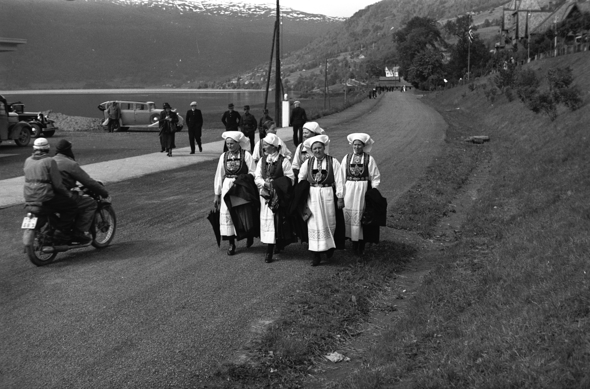 Kvinner i Vossebunad på veien, del av Bondeopptoget.