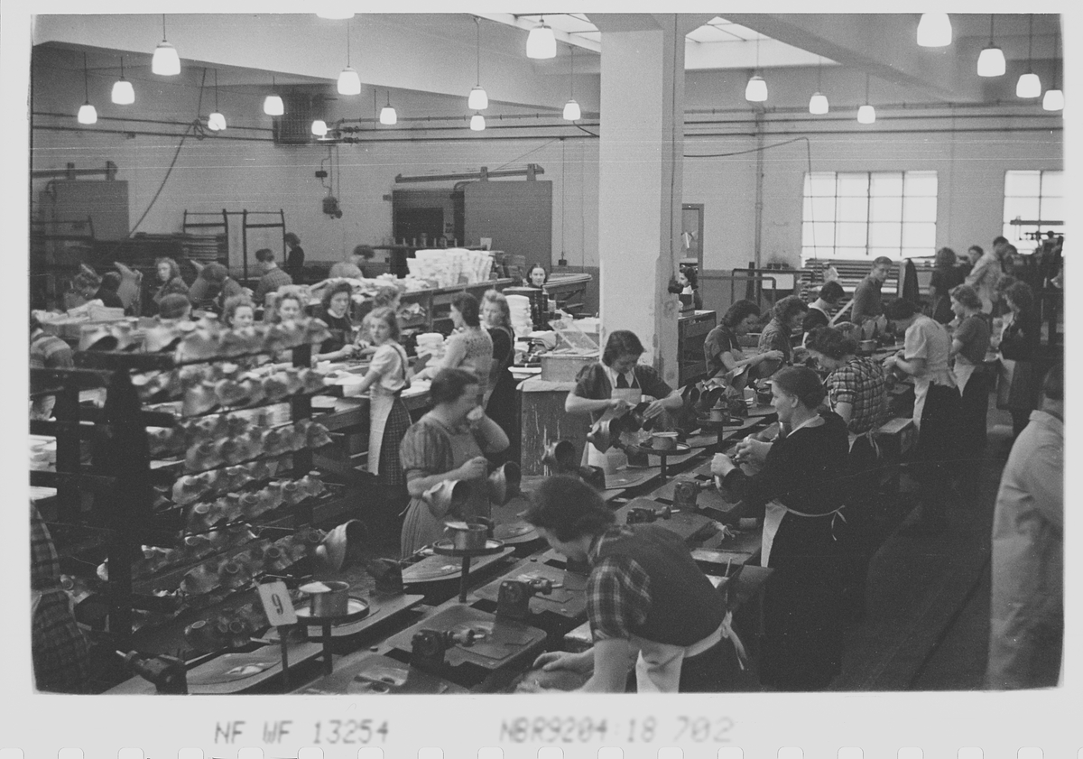 Kvinnelige arbeidere ved Askim Gummivarefabrikk, Askim. Fotografert 1940.