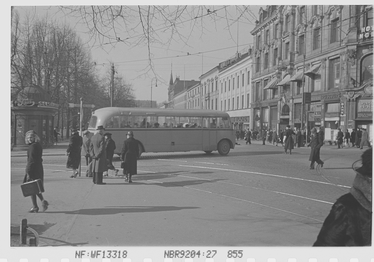 Byliv på Karl Johans gate, Oslo. Fotografert 1940.