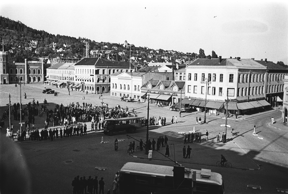 Gateliv ved Bragernes , Drammen. Fotografert 1940.