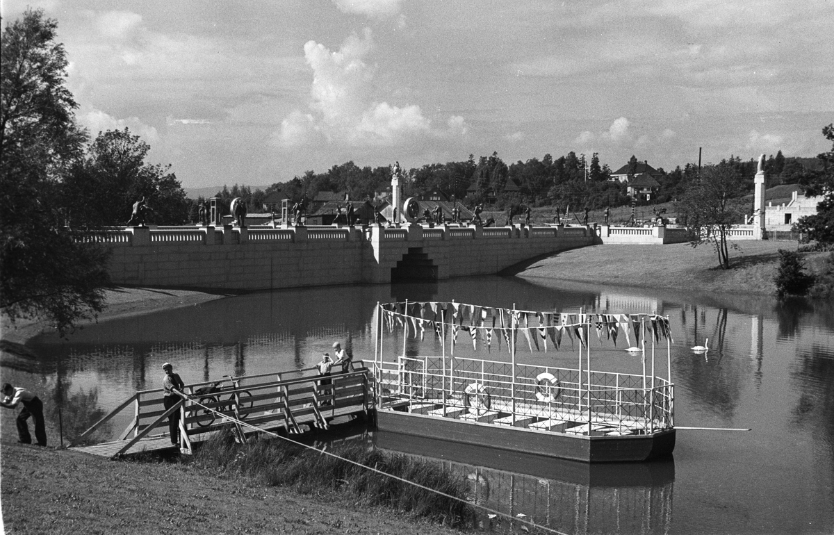 Liten passasjerbåt ved broen i Vigelandsparken. Fotografert 1941.