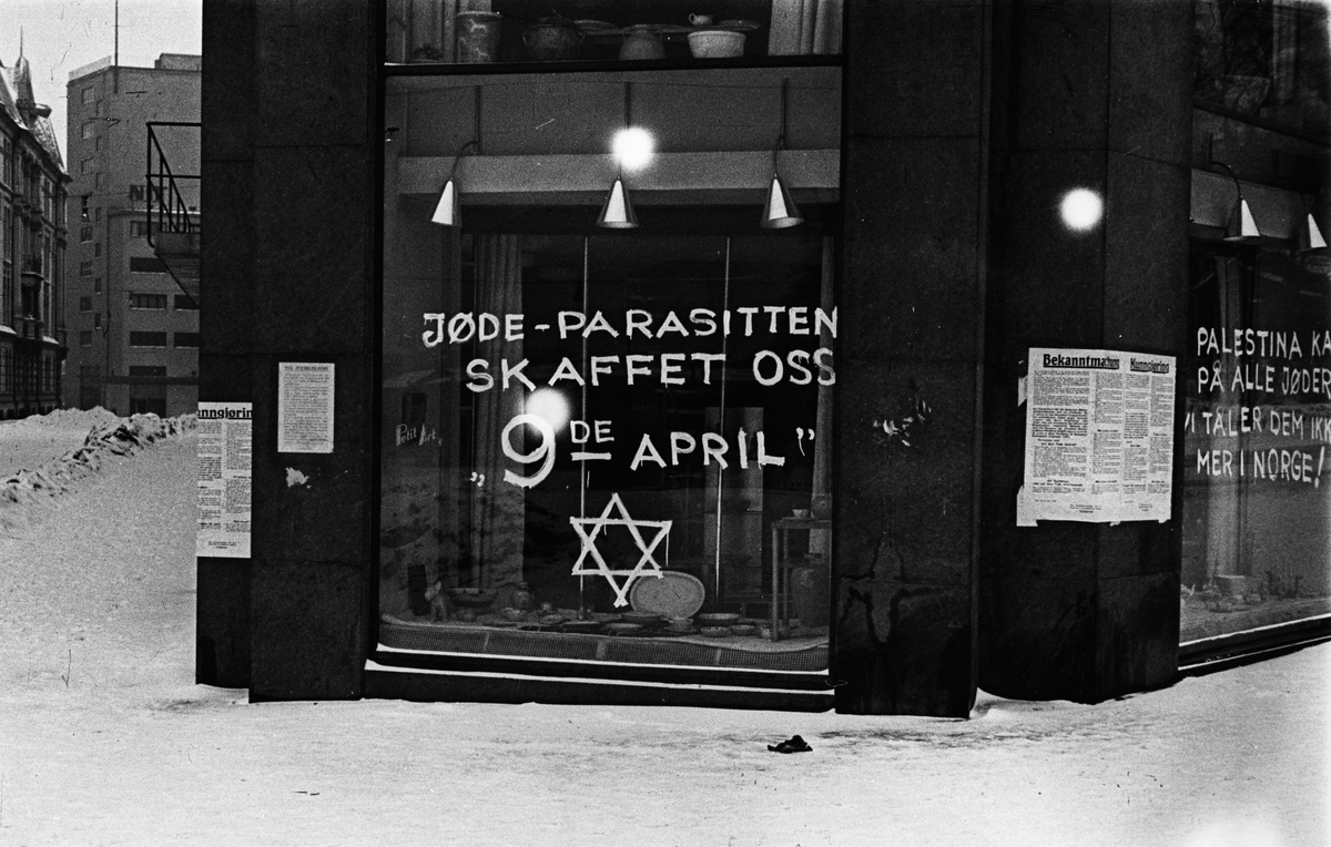 Jødehets påskrevet vindu "Jøde-parasitten skaffet oss 9de april". Antatt Glitnergården, Oslo. Fotografert 1941.