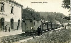 Arendal stasjon med langt tog i spor 1