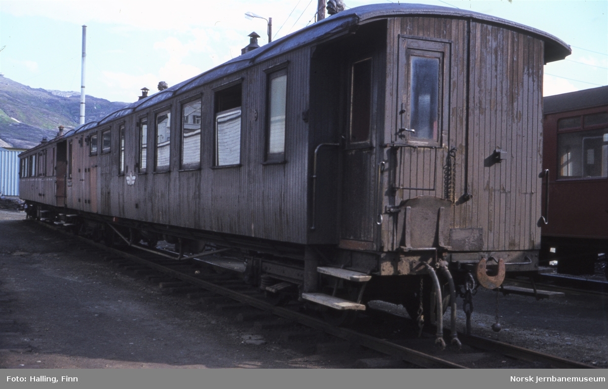 Sulitjelmabanens kombinerte sitte-, reisegods- og konduktørvogn litra CFo nr. 9 på Lomi stasjon