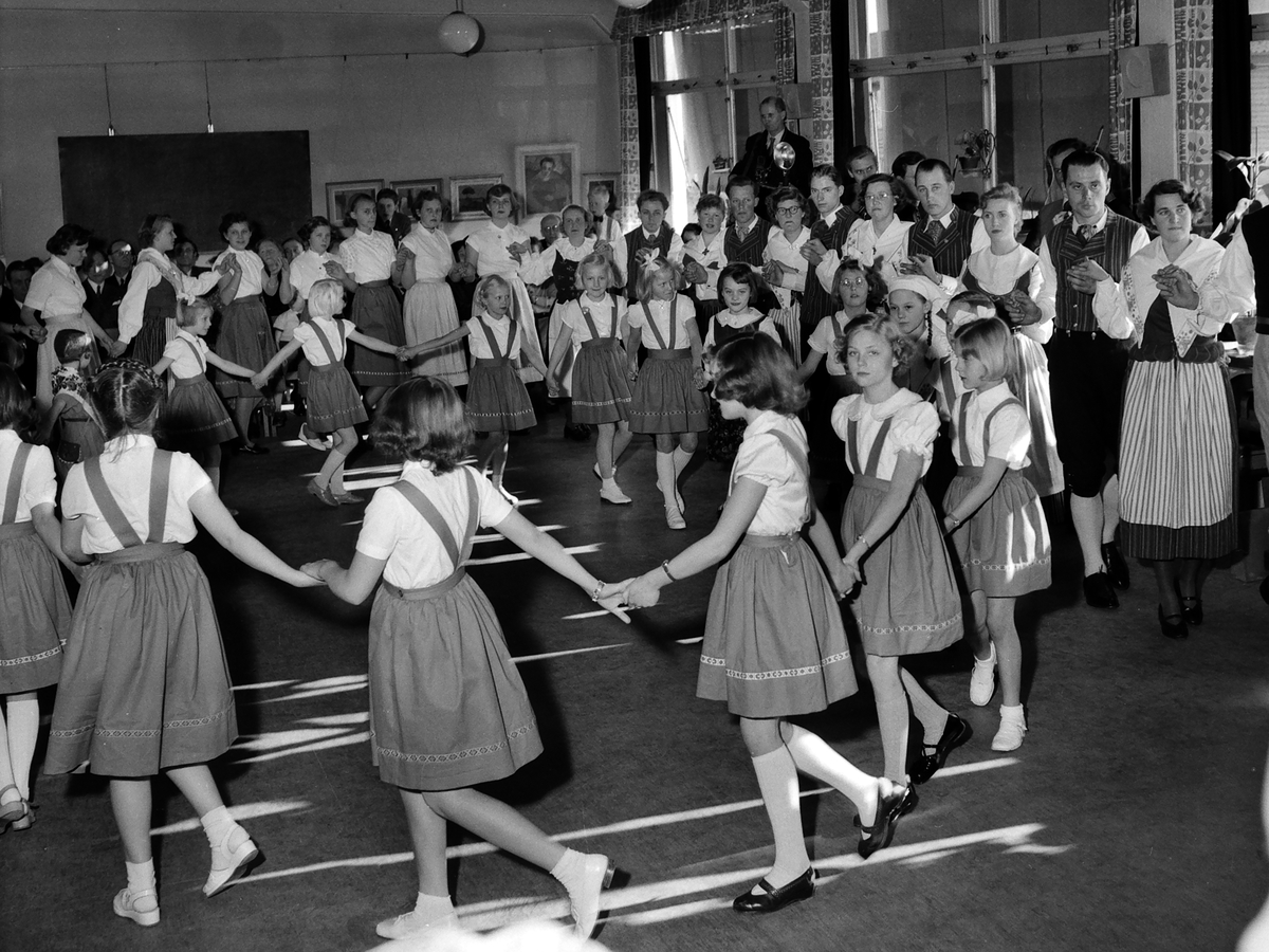 Söndagen den 15 mars 1953 hölls -vad man i tiden kunde kalla- familjestuga i SAABs personalmatsal Terrassen i Linköping. Anordnare var Folkungagillet och Linköpings ungdoms- och hemgårdars folkdanslag. Här ett ögonblick från arrangemanget.