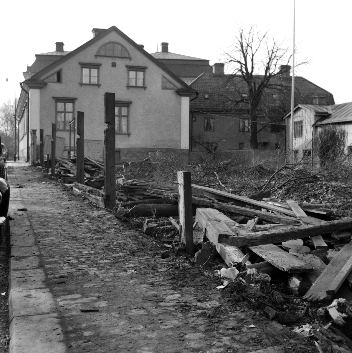Under maj månad 1953 genomfördes en besvärlig flytt av Domprostgården i Linköping. Skälet var att Storgatan skulle breddas och att man önskade bevara det då omkring 150 år gamla huset. Bilden från mars månad visar förberedelserna med röjning av ytan för byggnadens planerade placering.