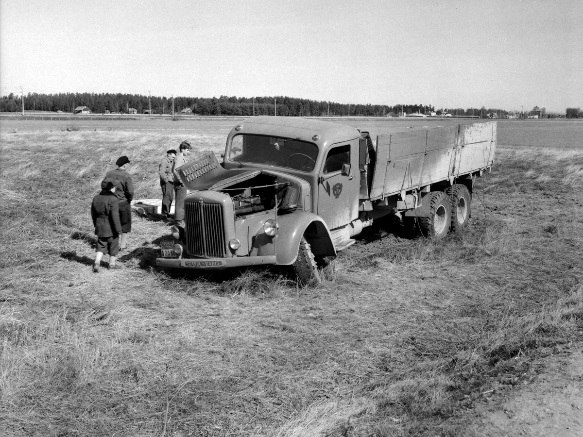 Nyfikna grabbar betraktar en lätt kvaddad Scania-Vabis som hamnat lite vid sidan om. Det hände utmed Malmslättsvägen utanför Linköping 1953.