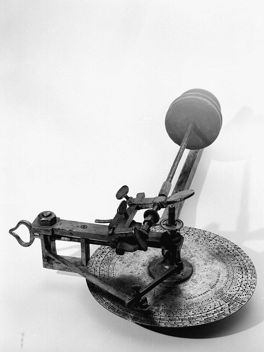 Kuggskärningsmaskin, skärmaskin för kugghjul. Text: "Krång Anders Matsson, 1847".