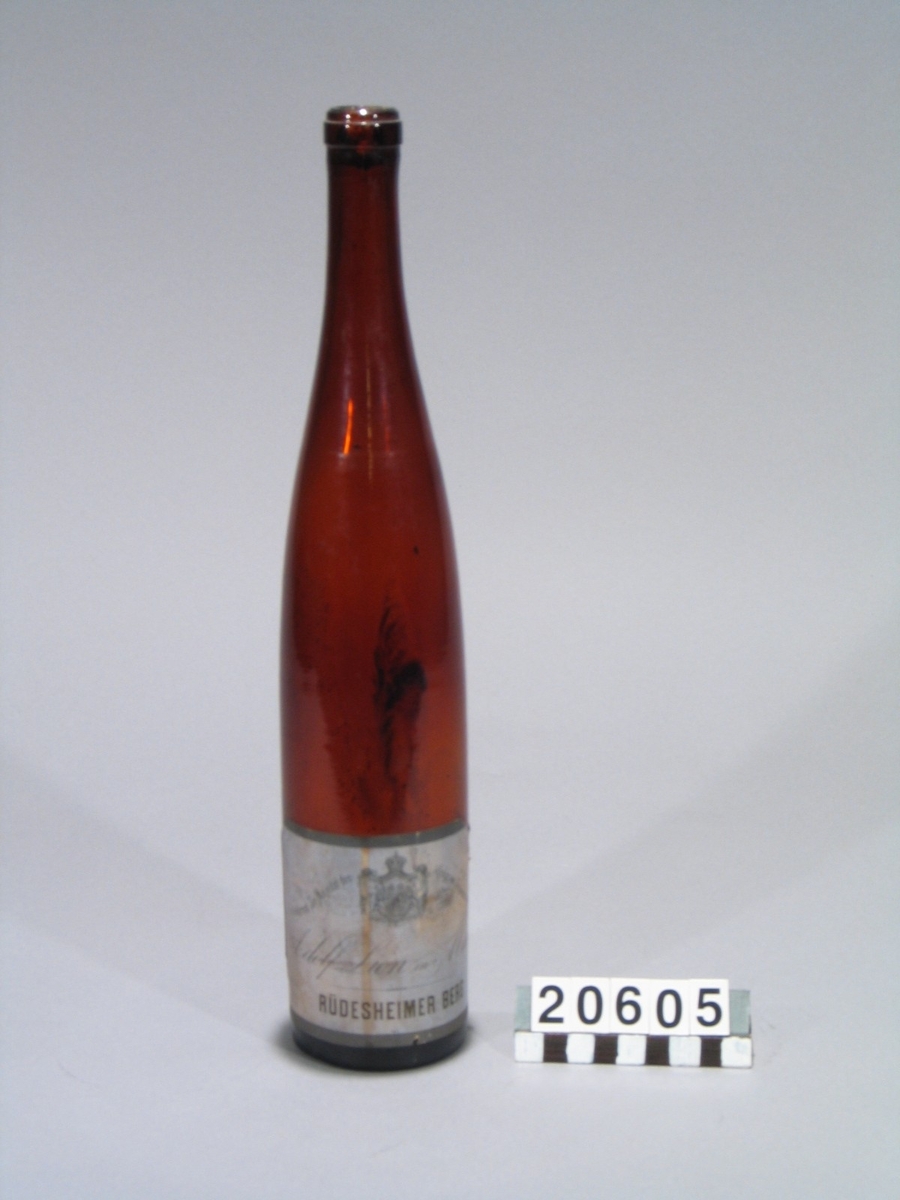 Prov på Rhenvin Rüdesheimer Berg. I flaska av glas med etikett.