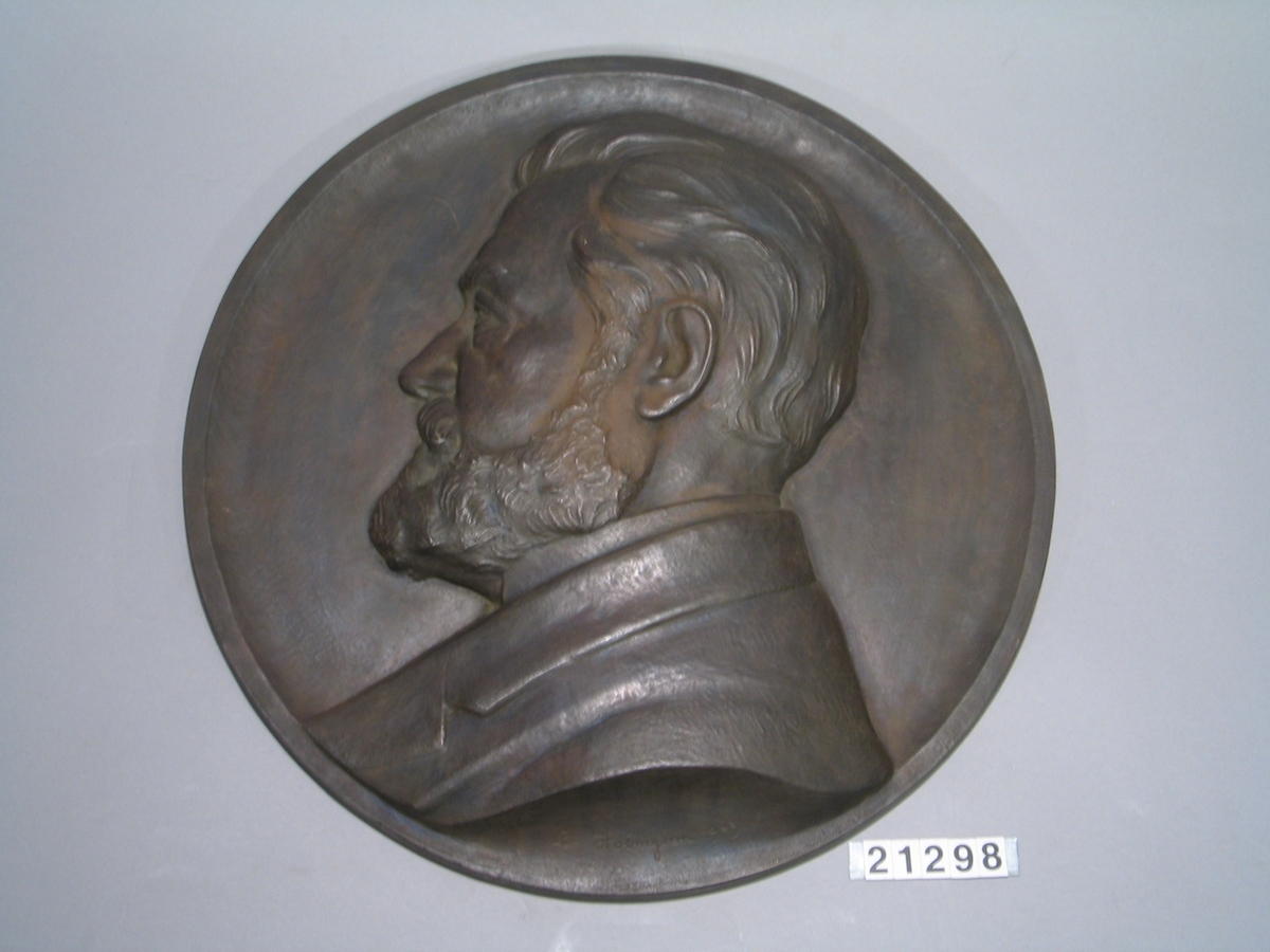Porträttmedaljong i brons över Lars Magnus Ericsson, f. 1846, d. 1926.