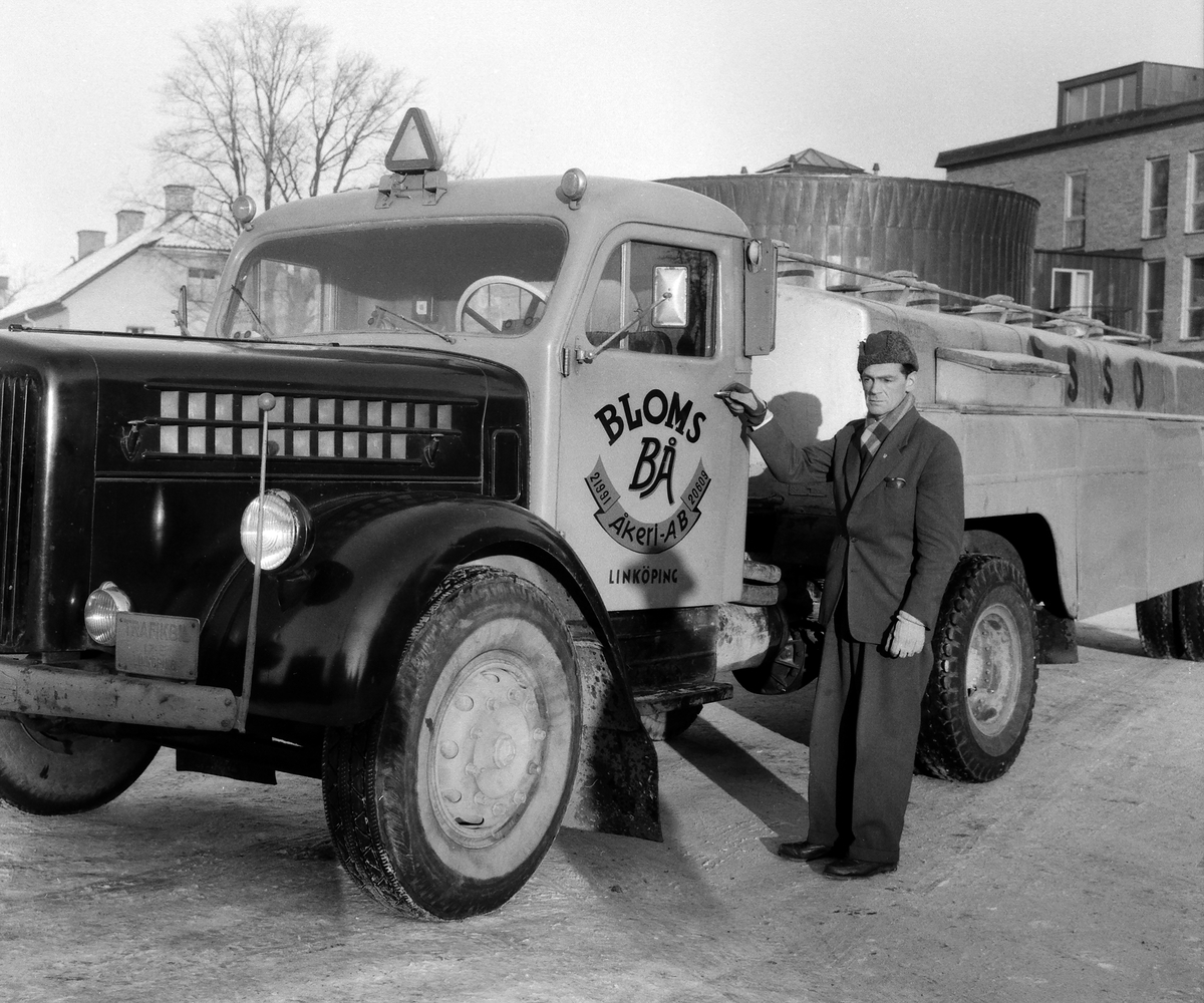 Reklambild för Bloms Åkeri i Linköping. Här poserar delägare Ivan Blom invid företagets nya tankbil. Platsen är Magasinstorget framför stadens elverk.