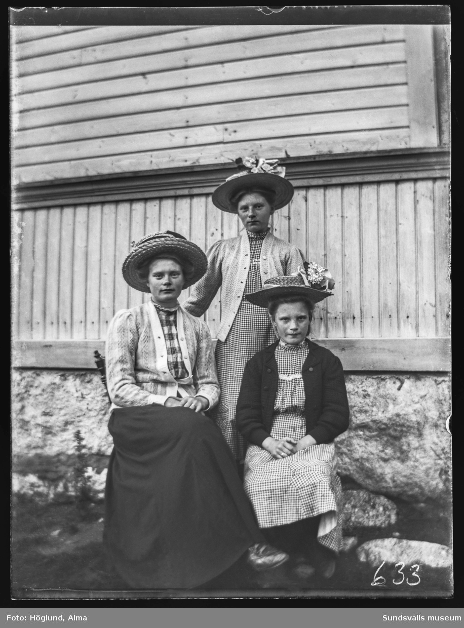Porträttbild med tre unga kvinnor med bredbrättade hattar. Längst till vänster Else Eriksson. Andra bilden från samma tillfälle är Else Eriksson med en cykel