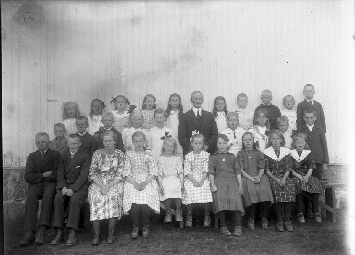 Gruppeportrett, skolebilde fra Grorud skole, ca 1920-21. Lærer Ingvald Haugen 

Fotosamling etter fotograf og skogsarbeider Ole Romsdalen (f. 23.02.1893).