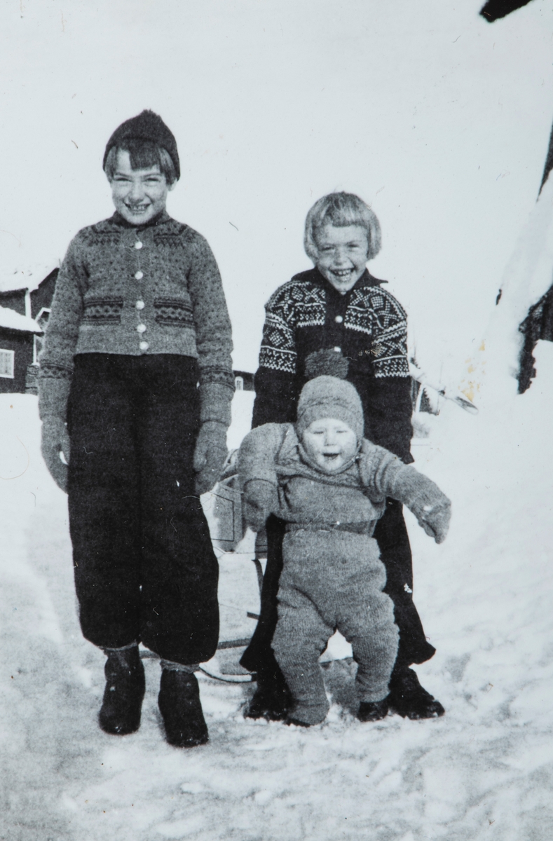 Øvre Tomter (60/1). Martha Tomter fra Nedre Tomter, Helga Prestrud og Kristen Prestrud på Øvre Tomter. Ca. 1938-1939. Vinter, snø.