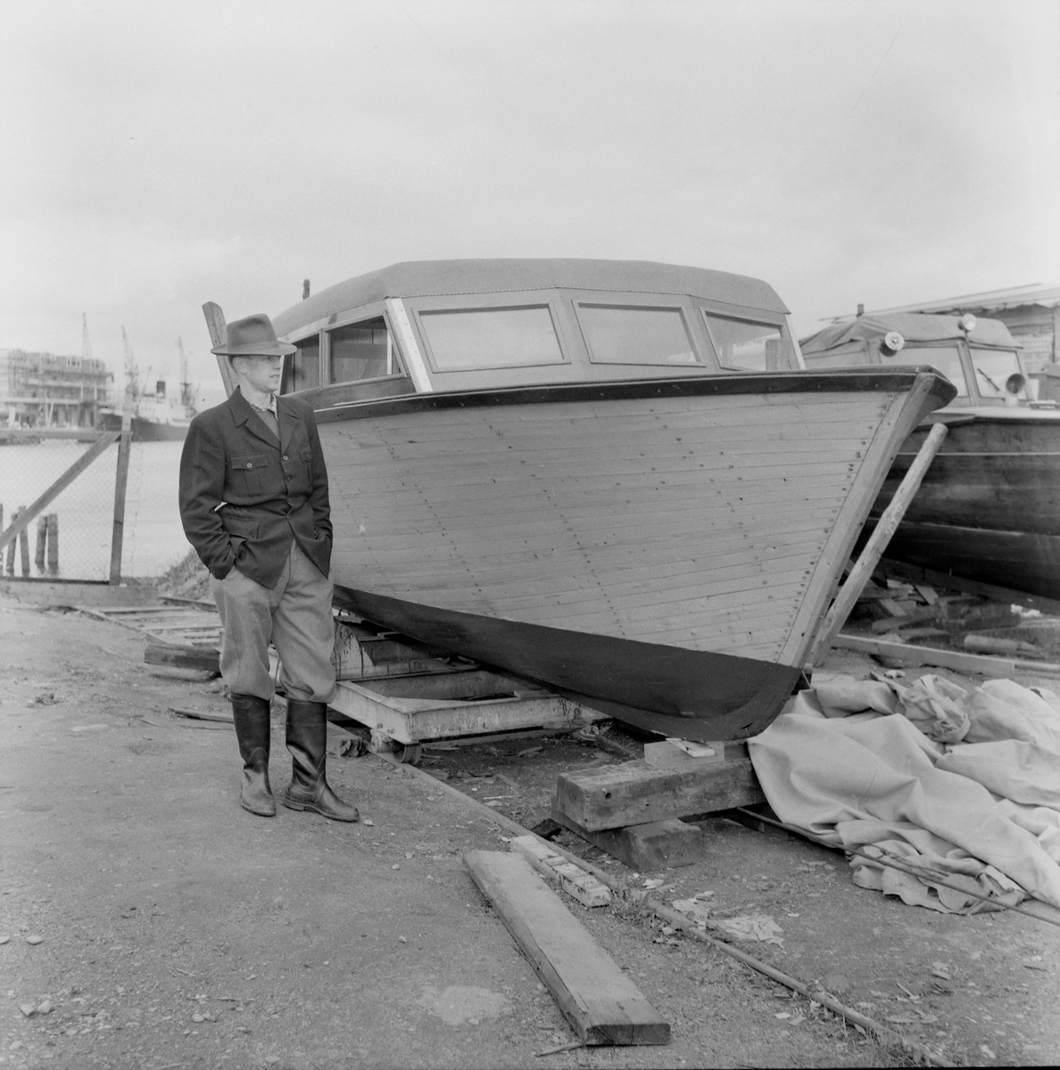 Rolf Eriksen med selvbygd båt