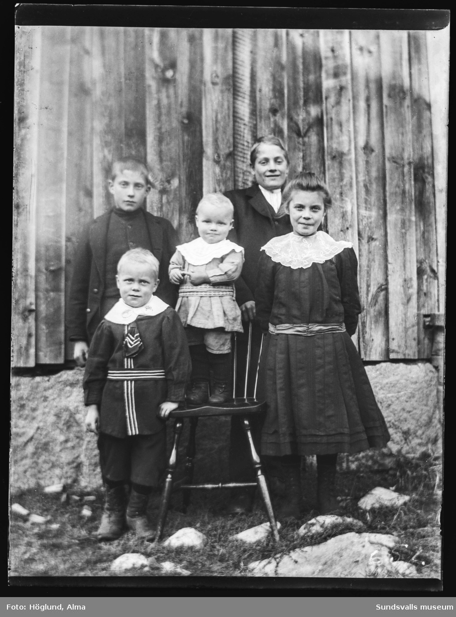 Jan-Erik Fanqvists fru Rakel och fem barn. På bild två barnaskaran utan sin mor.
