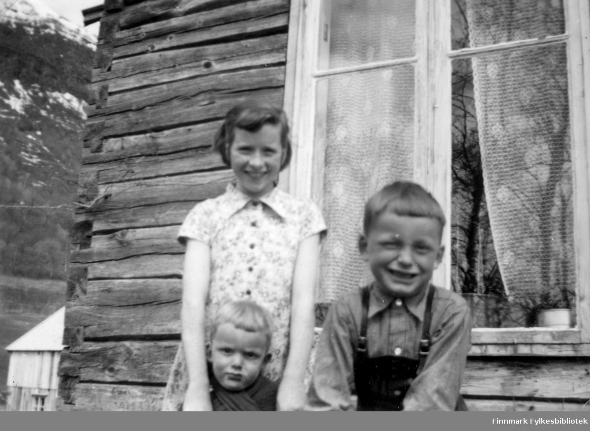 Bardu på midten av 1950-tallet. Fra venstre bak Randi Nilsen, foran Olav Moen og til høyre Steinar Moen (søskenbarn). 