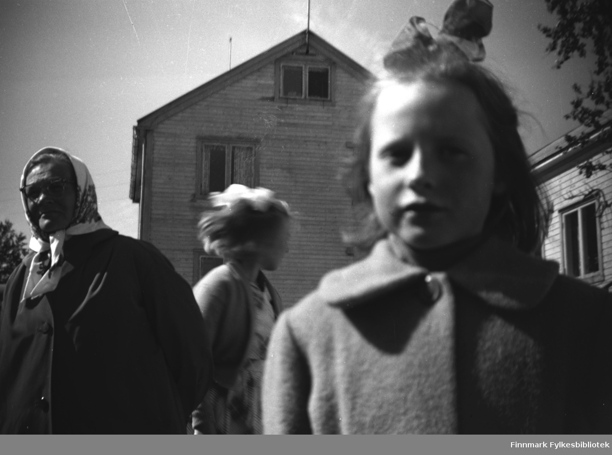Inga Lehto til venstre med barnebarnet Irene til høyre. Jenta bak ukjent. Bildet er tatt utenfor kafeen og huset til Einar Manninen. Han solgte eiendommen til Terje Nilssen i 1960. Bildet sannsynligvis tatt i 1958.