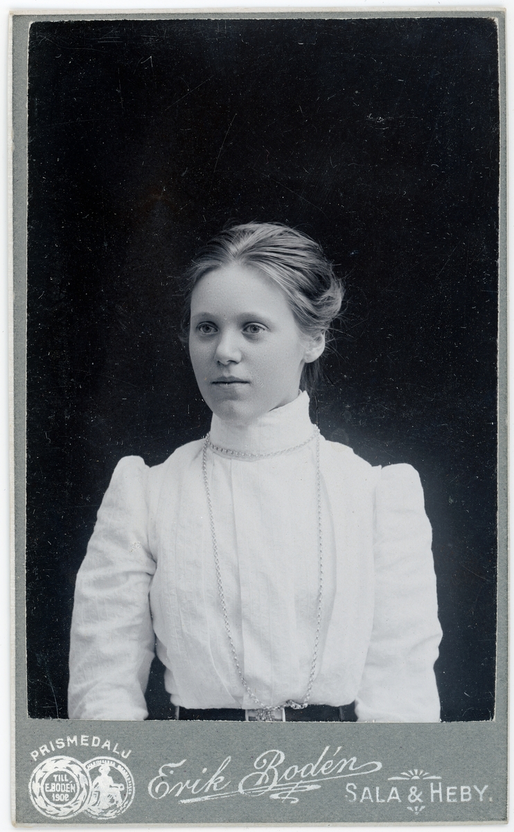 Kabinettsfotografi - kvinna, Sala 1902