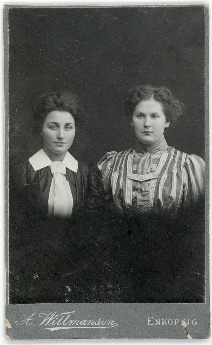 Kabinettsfotografi - två kvinnor, Enköping 1906