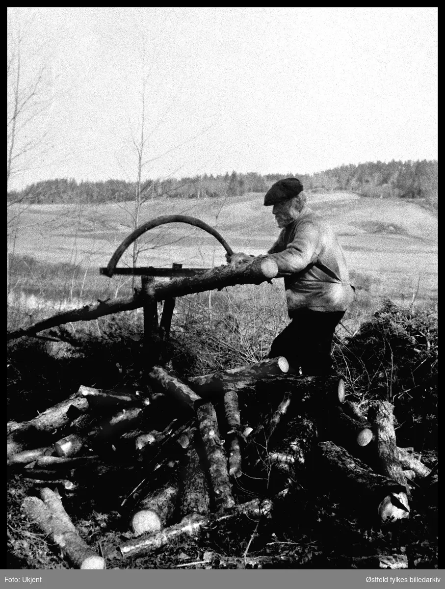 Vedkapping på Liemåsan i Marker, Iver Vold med saga, 1916.