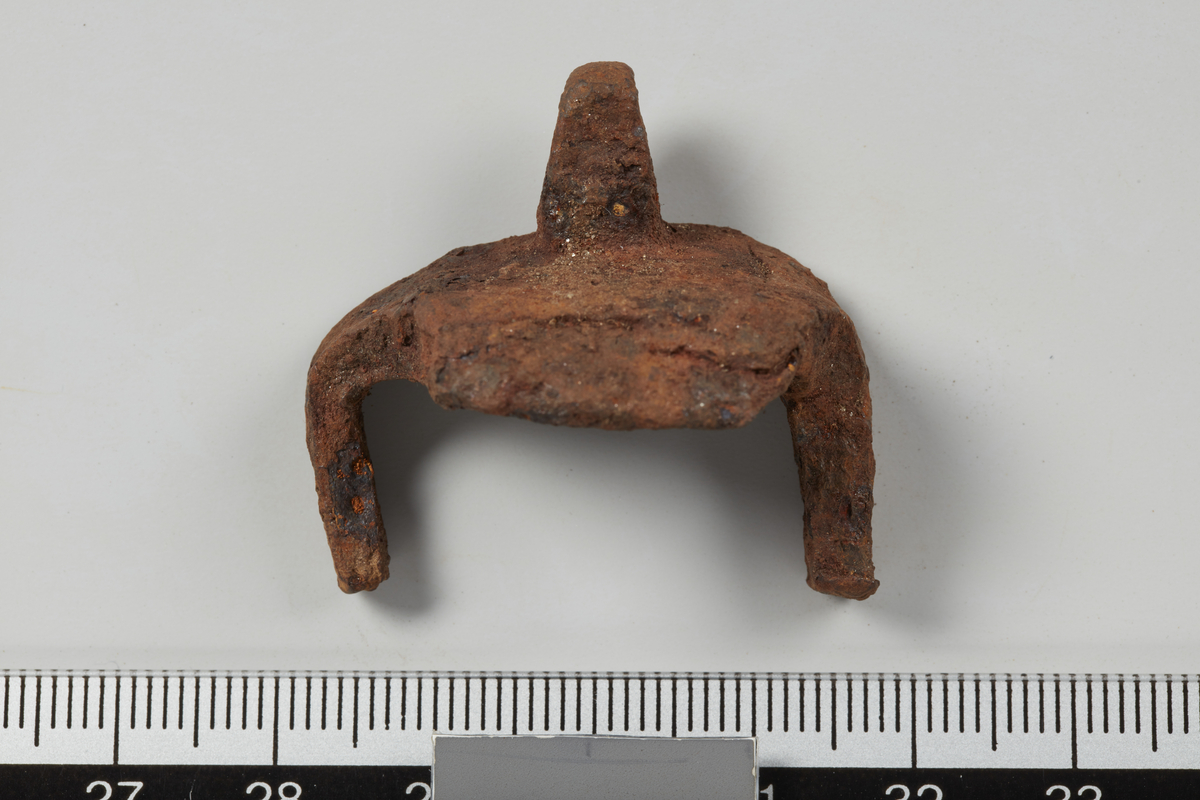 Isbrodd av jern til hest, trolig nærmest som R.591/Petersen 1951:fig. 52, men begge armene er avbrukket. L. understykke: 3,5 cm, bevart l. armer: 2,3 cm.