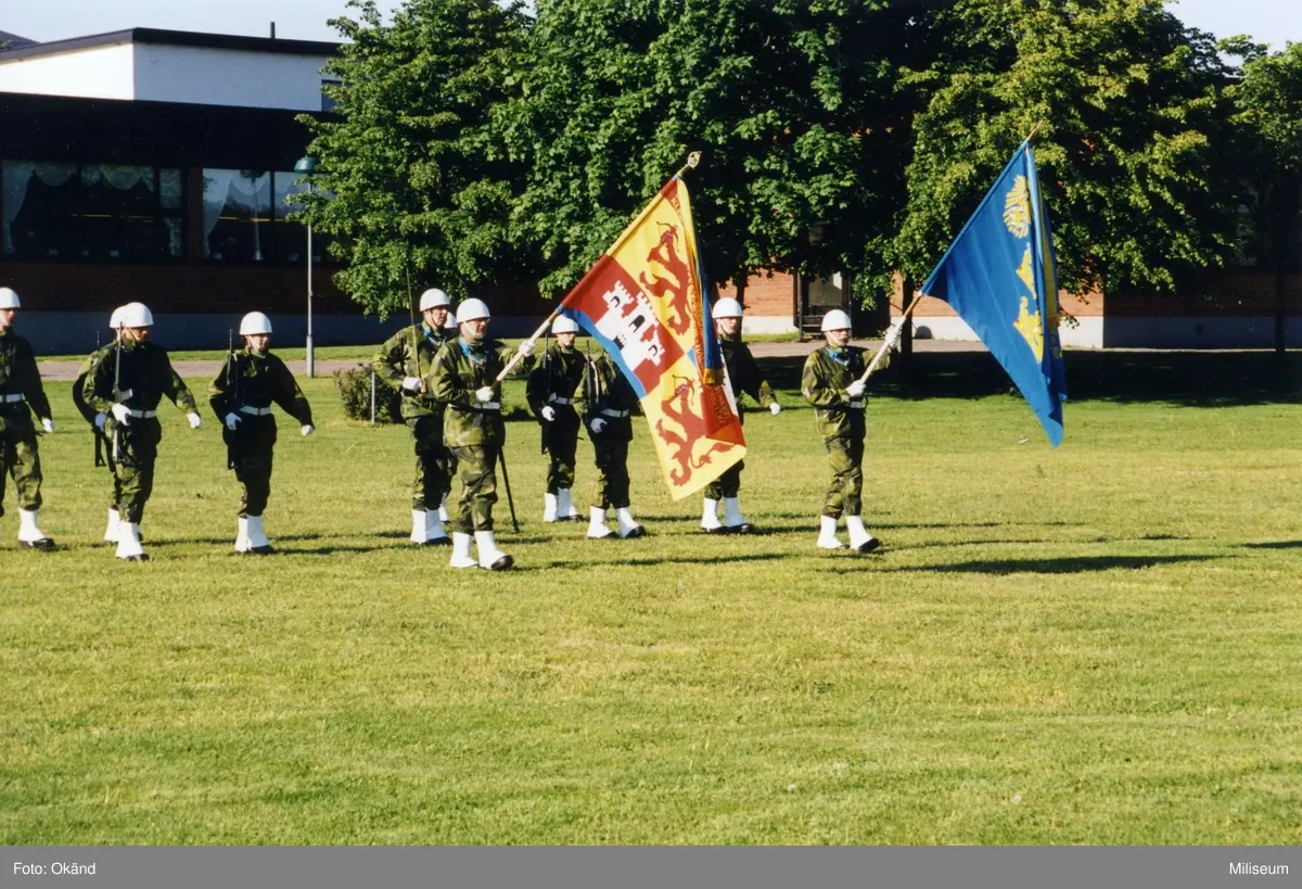 I 12: s och Ing 2: s fana. Militärrestaurangen Ing 2 i bakgrunden ...