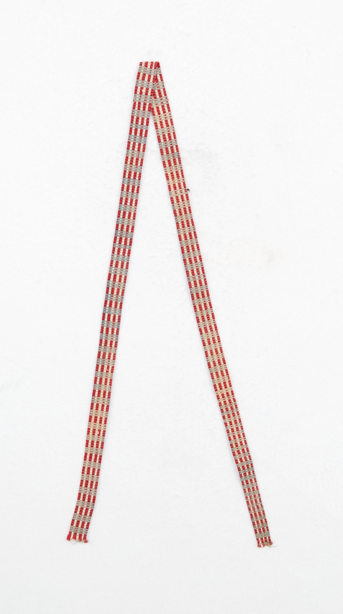 Sju band i längder mellan 700 & 1100 mm. Olika mönster på samtliga. Fyra är hattband till Leksands sockendräkt för kvinna.