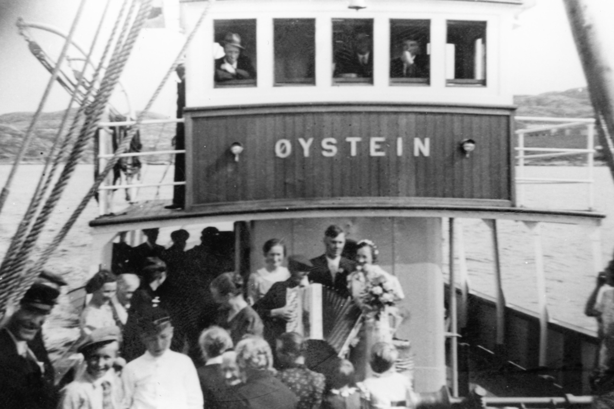 Brudefølge på vei til Fillan kirke, 1938, i båten "Øystein"
