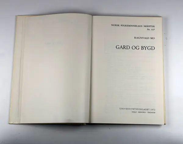 Mo, Ragnvald: Gard Og Bygd - Nynorsk Kultursentrum / DigitaltMuseum