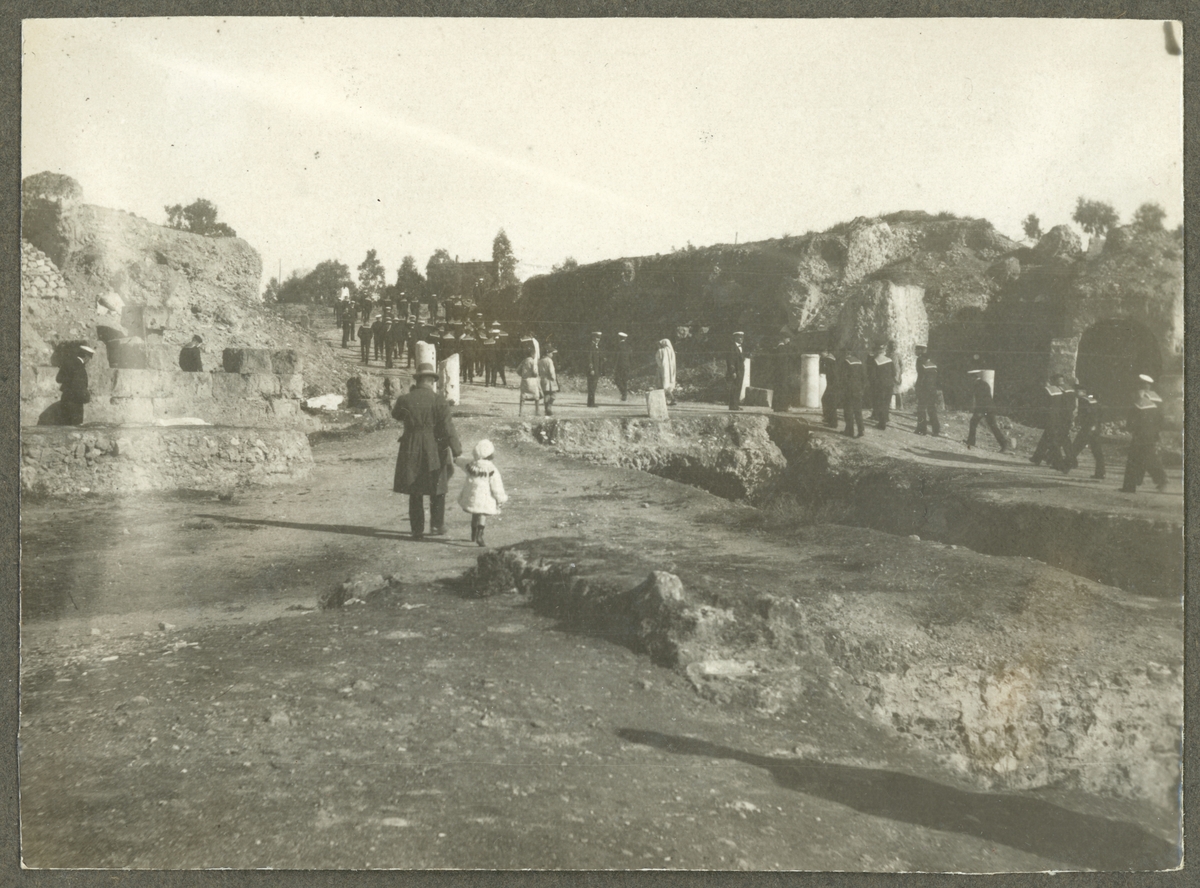 Bilden visar Fylgias besättning på rundvandring i Kartagos ruiner.