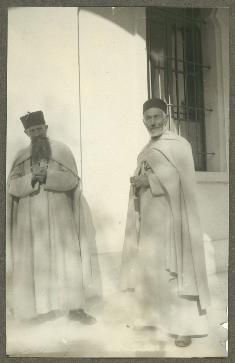 Bilden visar två koptiska präster i Kairo.