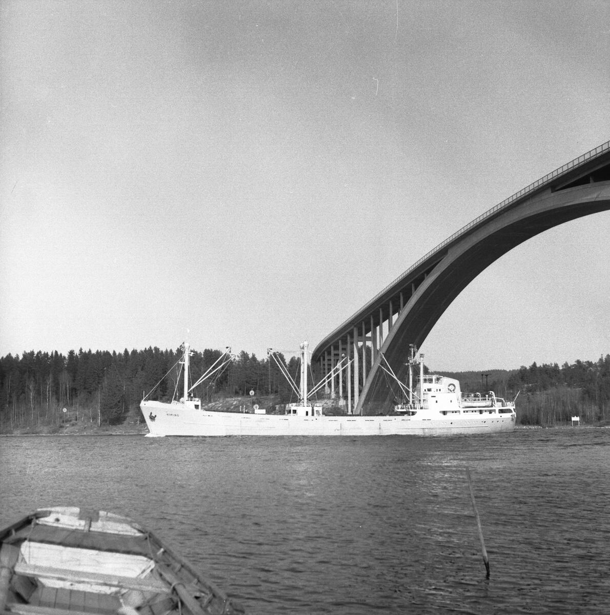 Fartyget Himing vid Sandöbron