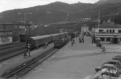 Persontog på Narvik stasjon. Fremst i spor 1 tog til Kiruna,