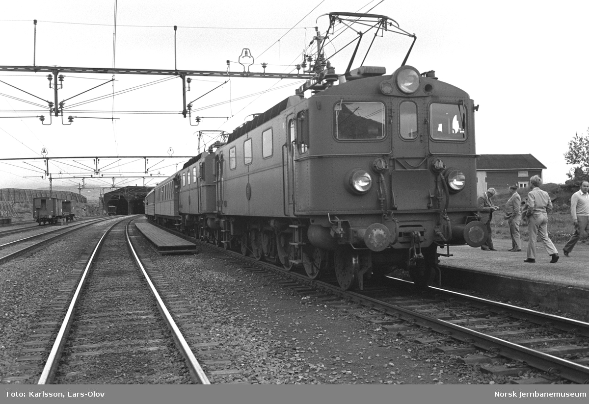 To SJ elektriske lokomotiver type Da, nr. 911 fremst, med ekstratog til Gävle på Bjørnfjell stasjon