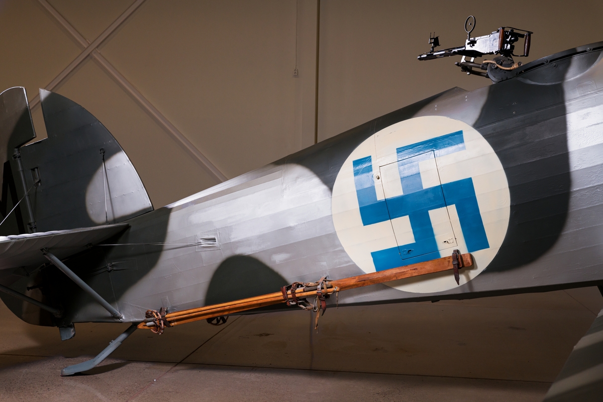 Bombflygplan B 4A
Hawker Hart.

Tvåsitsigt biplan försett med en niocylindrig Nohab Mercury VIIA stjärnmotor. 
Flyglanet är målat och märkt med blå svastika för att se ut som de B 4:or som deltog i finska vinterkriget. 
Detta exemplar användes inte i Finland.