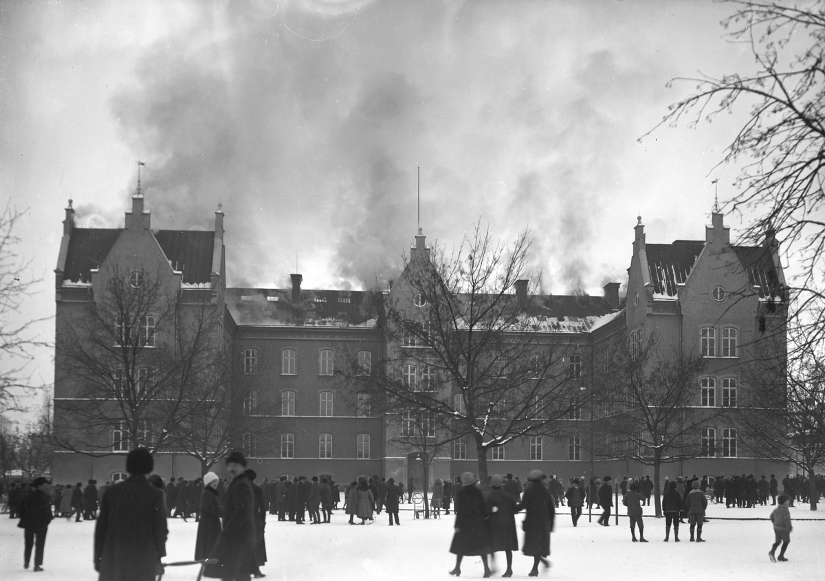 Linnéskolan brinner i Linköping. Det var den 22 februari 1923 som gnistor från en kamin antände en intilliggande vedtrave varvid en omfattande brand uppstod i skolbyggnaden. Det mesta av byggnaden kunde lyckligtvis räddas och de nödvändiga ombyggnadsarbetena påbörjades så gott som omedelbart. Bland förbättringarna kan nämnas att skolans gasbelysning ersattes med elektriskt ljus.