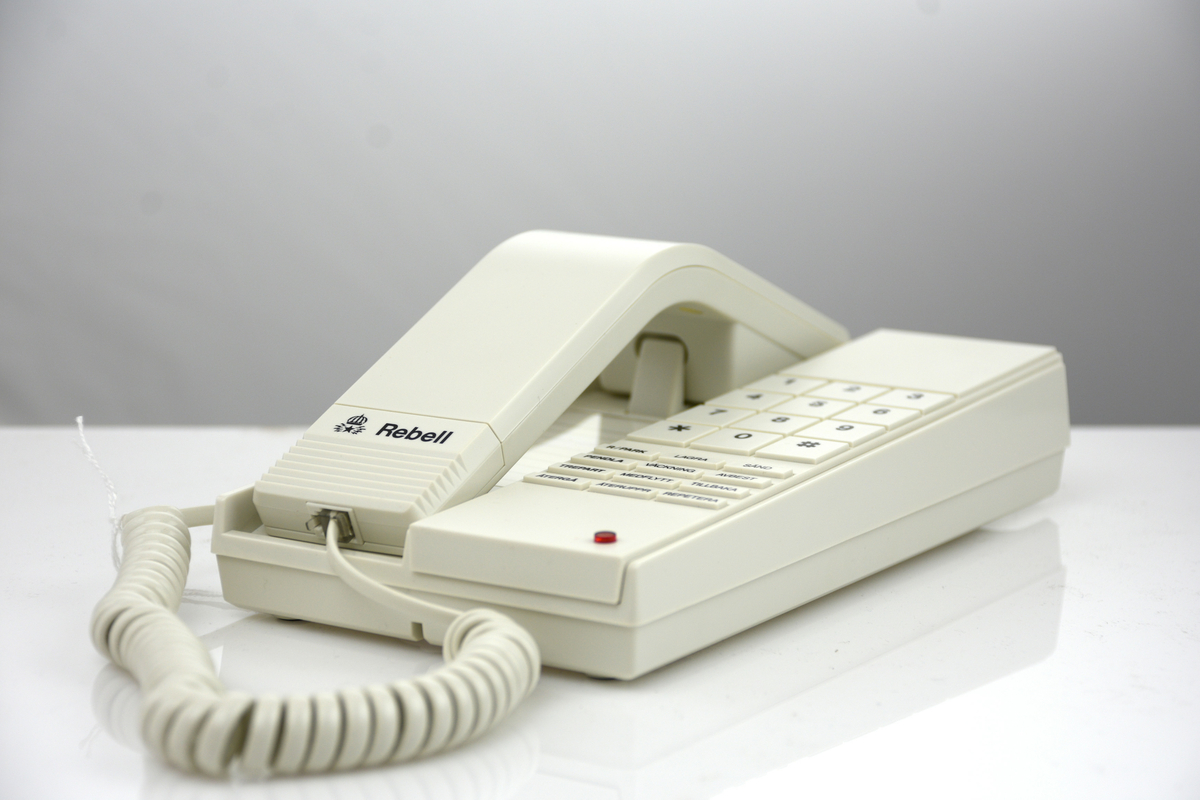 Vit telefonapparat i originalkartong, med bruksanvisning. Med tonval och knappar med funktionsval för AXE-tjänster.