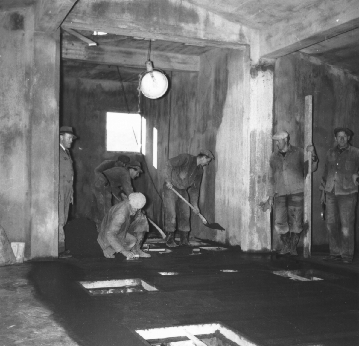 21 ulike bilde av arbeidere under bygginga av Bø mølle i 1952-53