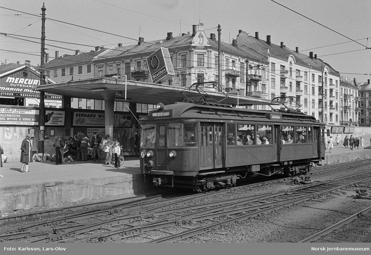 Holmenkolbanens elektrisk motorvogn 101 som ekstravogn til Røa på Majorstuen stasjon