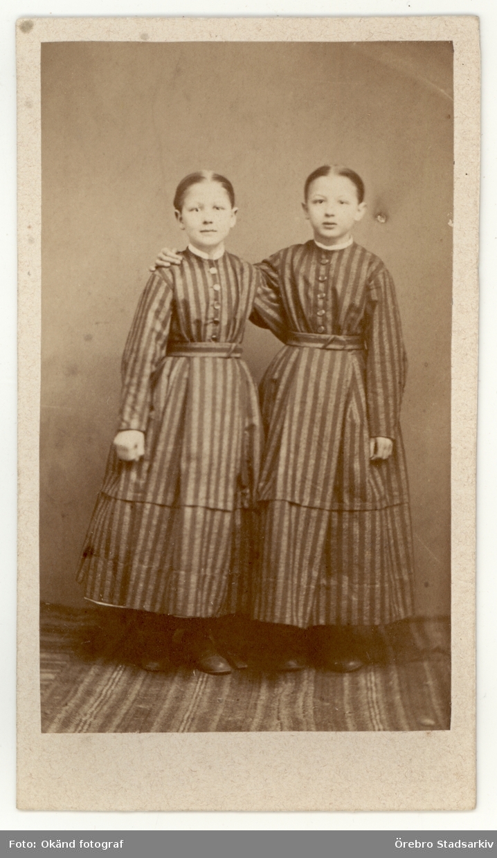 Två flickor i randiga klänningar
