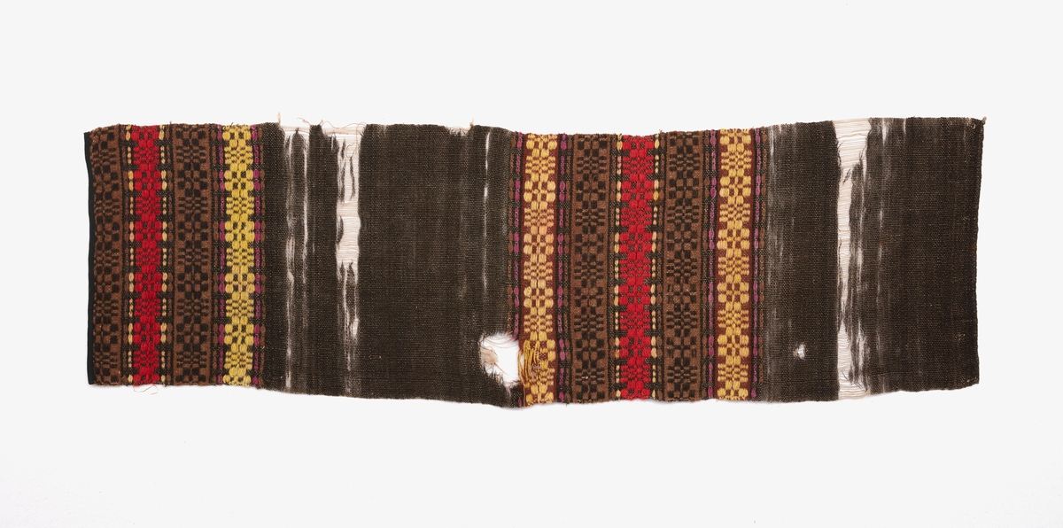 Gångmattor, 6 st. A-F. Varp av lin med inslag av ullgarn. Svarta bottnar och munkabältesränder i gult, brunt, violett, svart och rött.