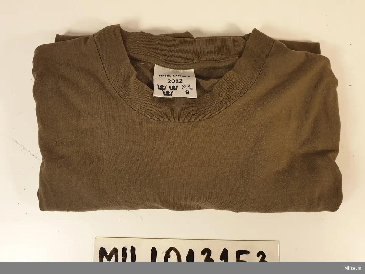 T-shirt m/05, grönbrun, kort ärm, storlek 8.